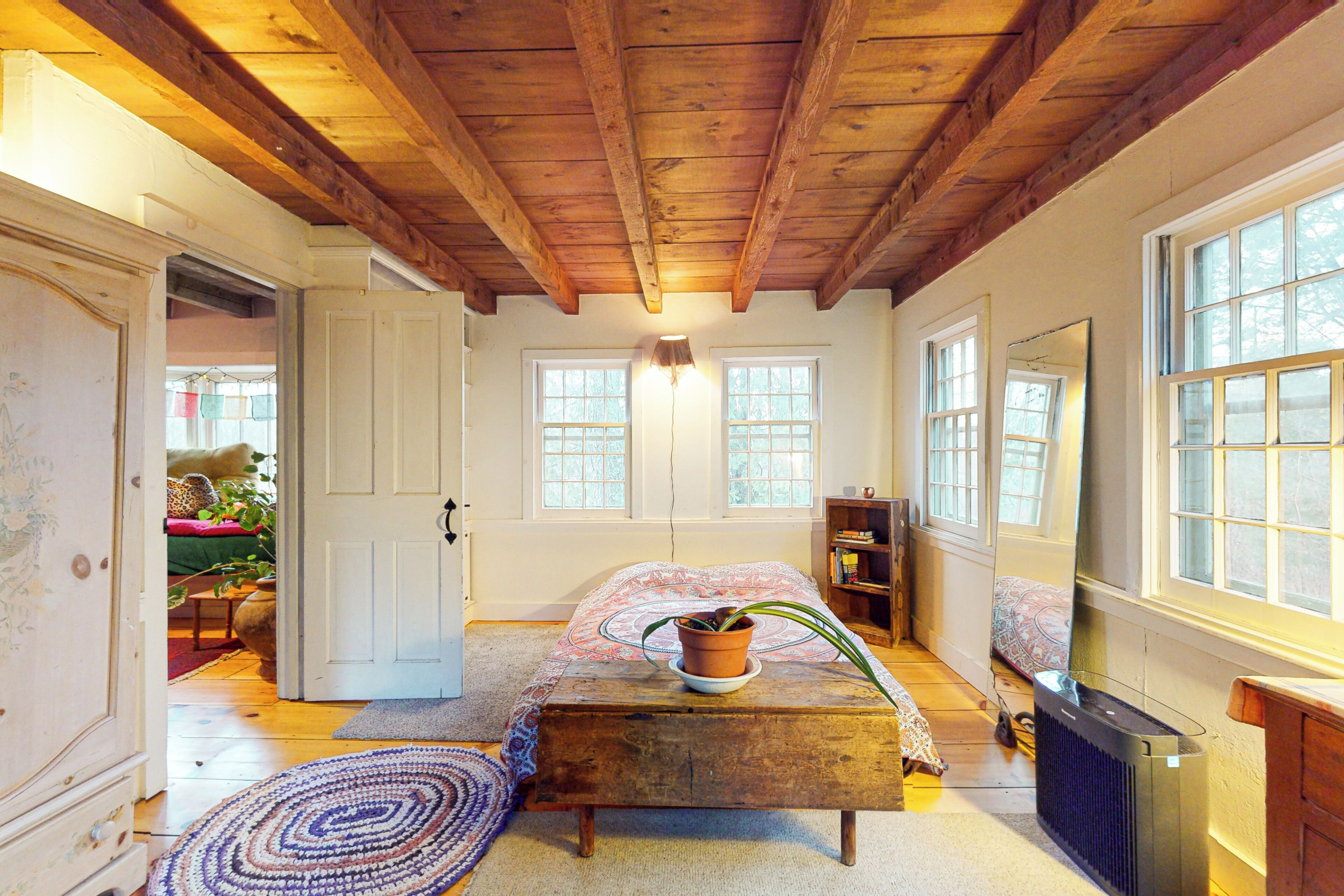 4 habitaciones, escritorio, tabla de planchar con plancha y internet 