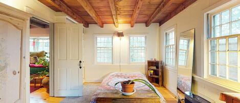 Desk, iron/ironing board, Internet, bed sheets