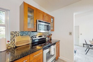 Réfrigérateur, micro-ondes, plaque de cuisson, lave-vaisselle