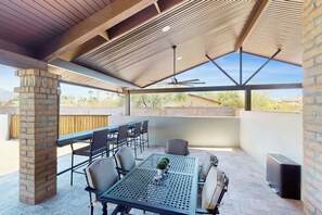 Outdoor dining - Practice Putts & Lounge Poolside! Scottsdale Home (Scottsdale)