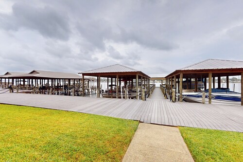 2BR Riverfront Townhome w/ Balcony & Boat Dock