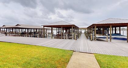 2BR Riverfront Townhome w/ Balcony & Boat Dock