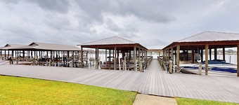 2BR Riverfront Townhome w/ Balcony & Boat Dock