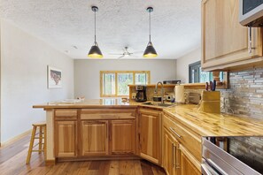 Fridge, microwave, stovetop, coffee/tea maker - Romantic Mountain Retreat Near Vallecito Lake! (Bayfield)