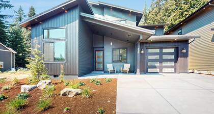 5BR Home w/ Nearby Lake, A/C & Private Backyard