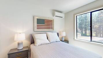5 bedrooms, iron/ironing board, Internet, bed sheets