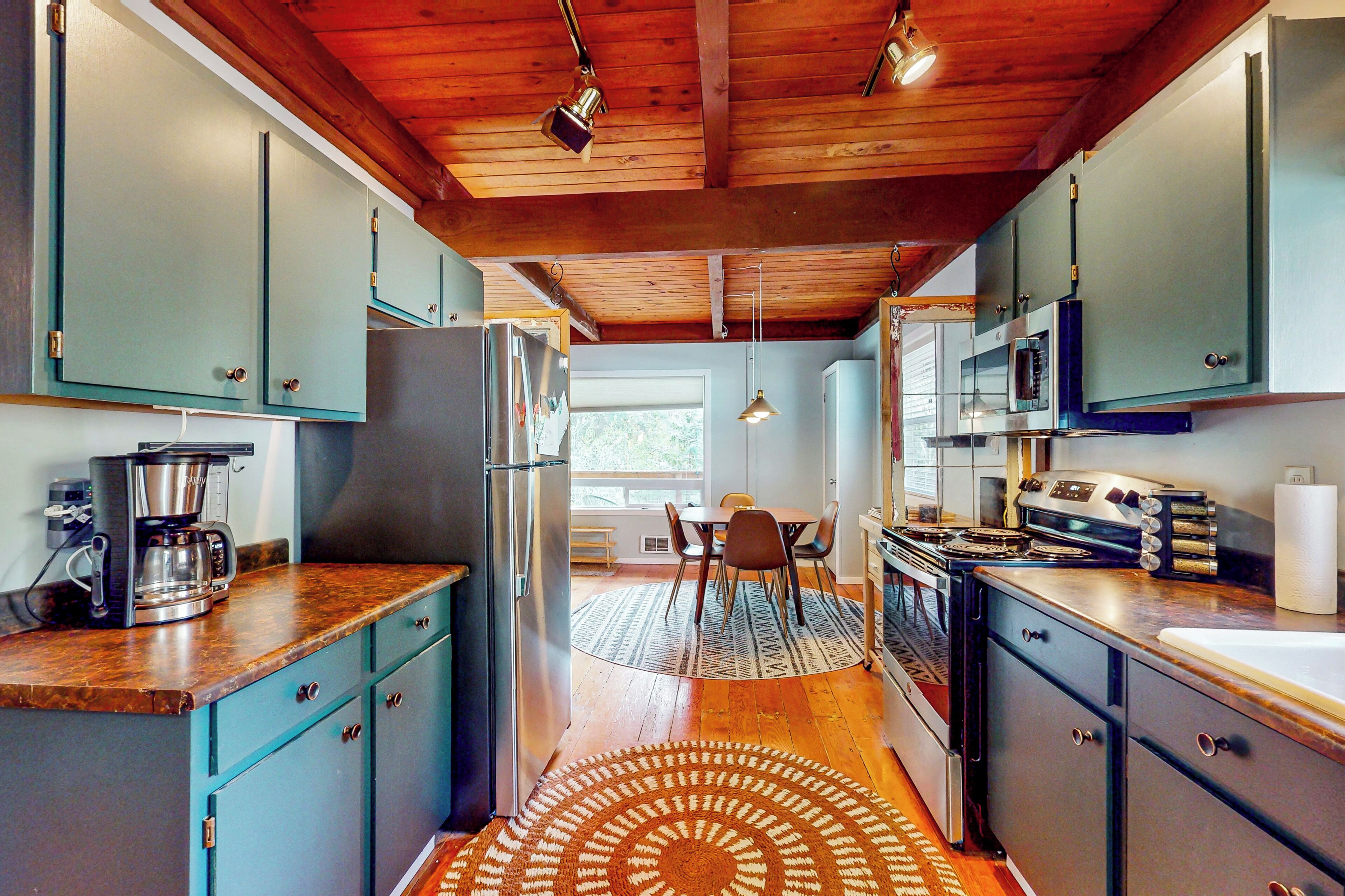 Kühlschrank, Mikrowelle, Herdplatte, Geschirrspüler