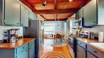 Réfrigérateur, four à micro-ondes, surface de cuisson, lave-vaisselle