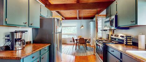 Kühlschrank, Mikrowelle, Herdplatte, Geschirrspüler