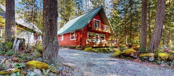 Wooded-View Decks: Family Cabin Retreat in Deming