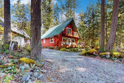 Wooded-View Decks: Family Cabin Retreat in Deming