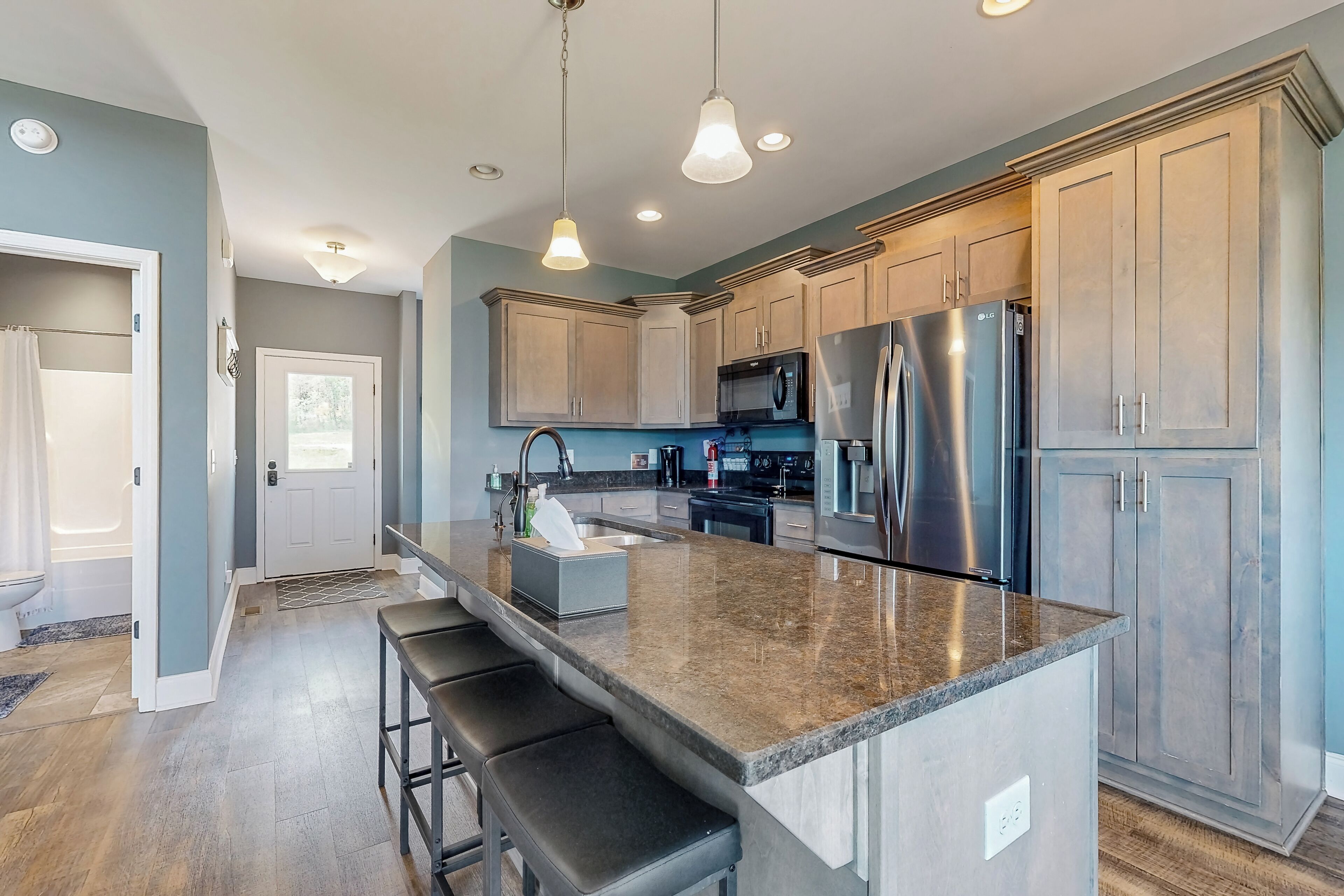 Fridge, microwave, stovetop, dishwasher