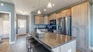 Fridge, microwave, stovetop, dishwasher