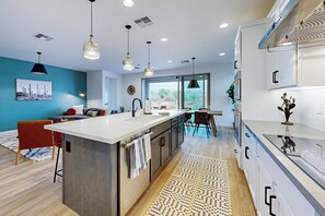 冷蔵庫、電子レンジ、コンロ、食器洗い機