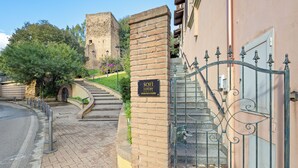 Ein Backsteinhaus mit einem Schild, auf dem "SOFI LUXURY SUITES" steht, und einem schmiedeeisernen Tor.