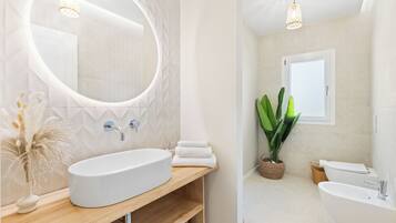 Dusche, Haartrockner, Bidet, Handtücher