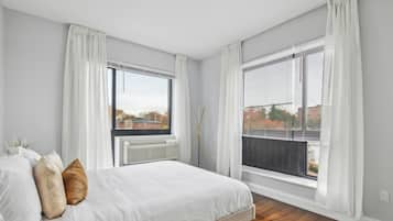 Een strijkplank/strijkijzer, internet, beddengoed