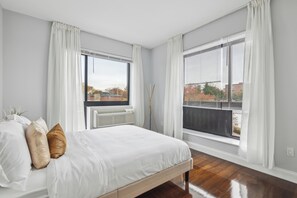 Ferros/tábuas de passar roupa, acesso à internet, roupa de cama