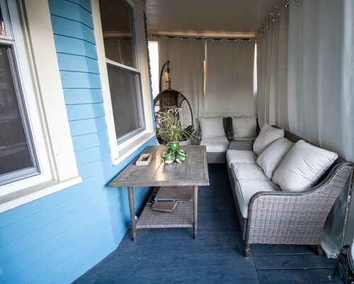 2BR w/Game Room & Gym, King Bed + Bunks, Outdoor TV, Yard, Parking, Pets welcome