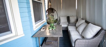 2BR w/Game Room & Gym, King Bed + Bunks, Outdoor TV, Yard, Parking, Pets welcome