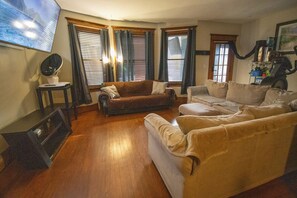 Smart TV, ping pong - Apartment in Artsy Westville New Haven. (New Haven)