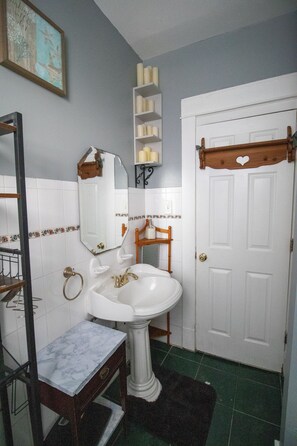 Bathroom - Apartment in Artsy Westville New Haven. (New Haven)