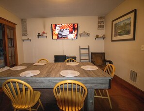Dining - Apartment in Artsy Westville New Haven. (New Haven)