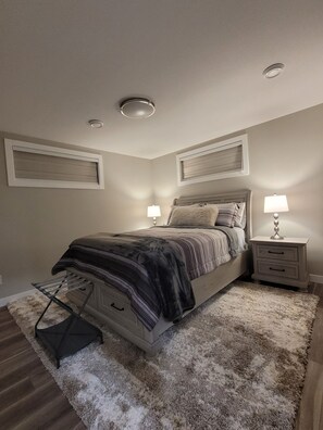 1 bedroom, desk, iron/ironing board, travel cot - Elegance by Mal and Al (Regina)