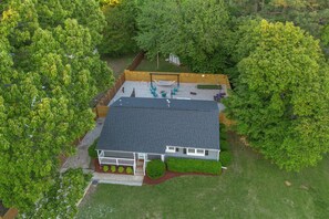 Exterior - Near Downtown Raleigh l Hot Tub l Fire Pit l BBQ l Games (Raleigh)