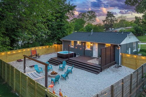Near Downtown Raleigh l Hot Tub l Fire Pit l BBQ l Games
