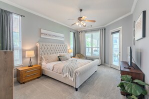Desk, iron/ironing board, travel cot, free WiFi - AMPLE 4BR Family Retreat w Big Yard + Summer Kitchen (Spring)