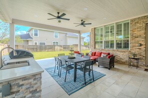 Outdoor dining - AMPLE 4BR Family Retreat w Big Yard + Summer Kitchen (Spring)