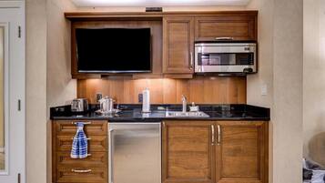 Studio, 1 King Bed with Sofa bed, Balcony, City View | Private kitchen