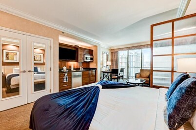 MGM Signature - Strip view suite