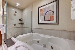 Separate tub and shower, jetted tub, free toiletries, hair dryer - MGM Signature - Strip view suite (Las Vegas)