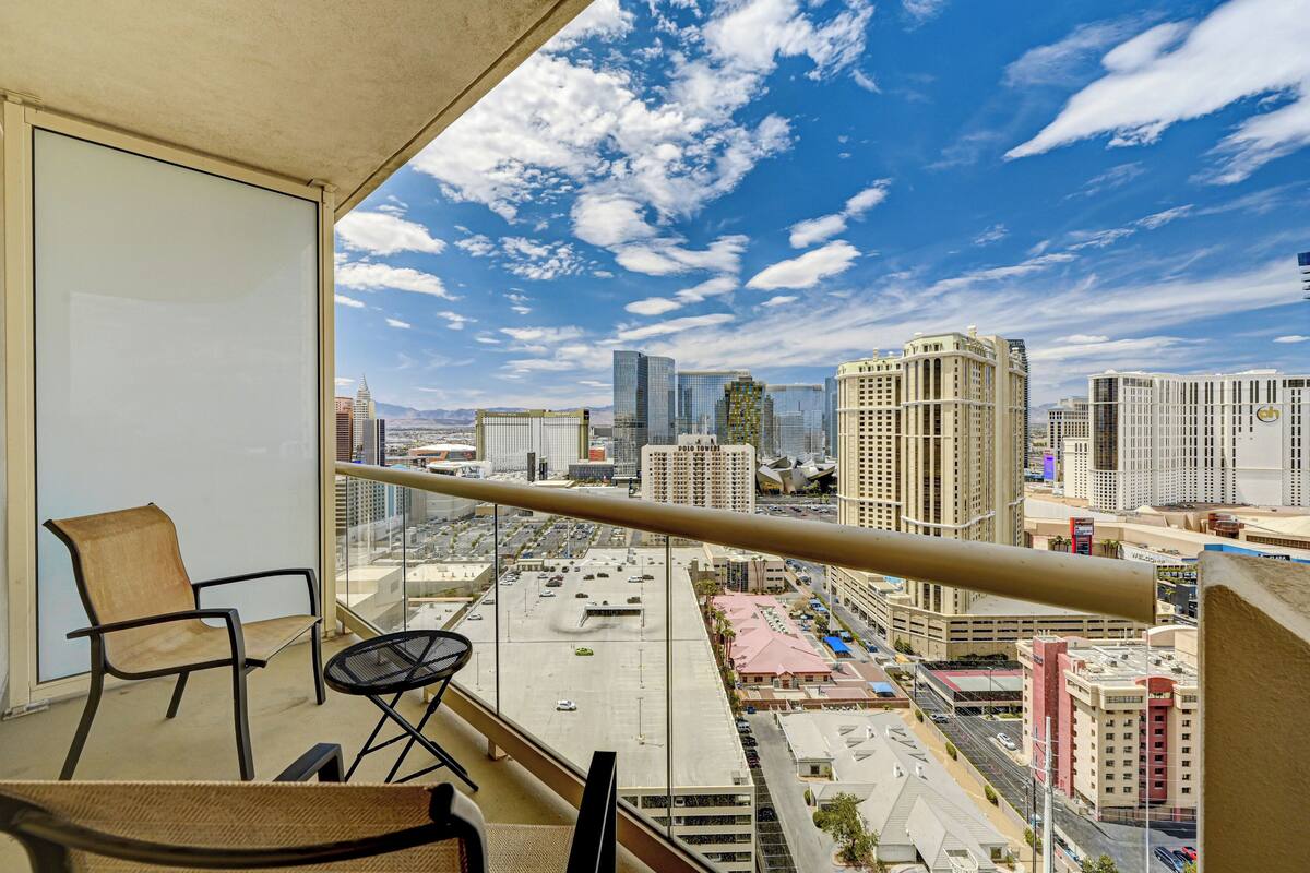 Deluxe Studio Suite, Balcony, City View | Terrace/patio