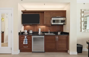 Microwave, stovetop, coffee/tea maker, toaster - MGM Signature - Strip view suite (Las Vegas)