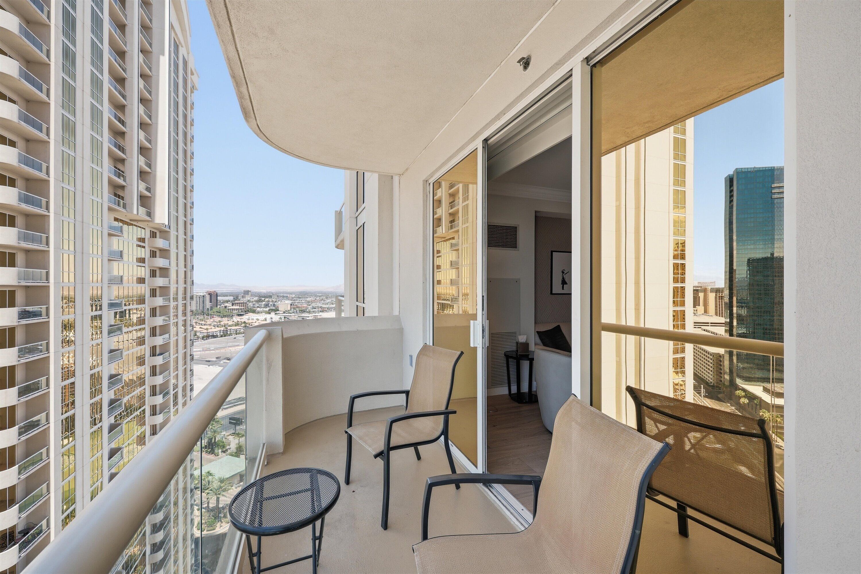 Deluxe studio suite, balkon, uitzicht op stad | Terras