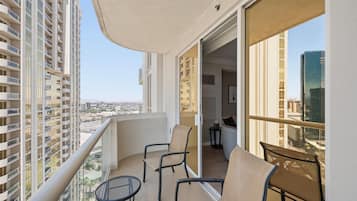 Deluxe studio suite, balkon, uitzicht op stad | Terras