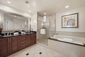 Separate tub and shower, jetted tub, free toiletries, hair dryer - MGM Signature - Strip view suite (Las Vegas)