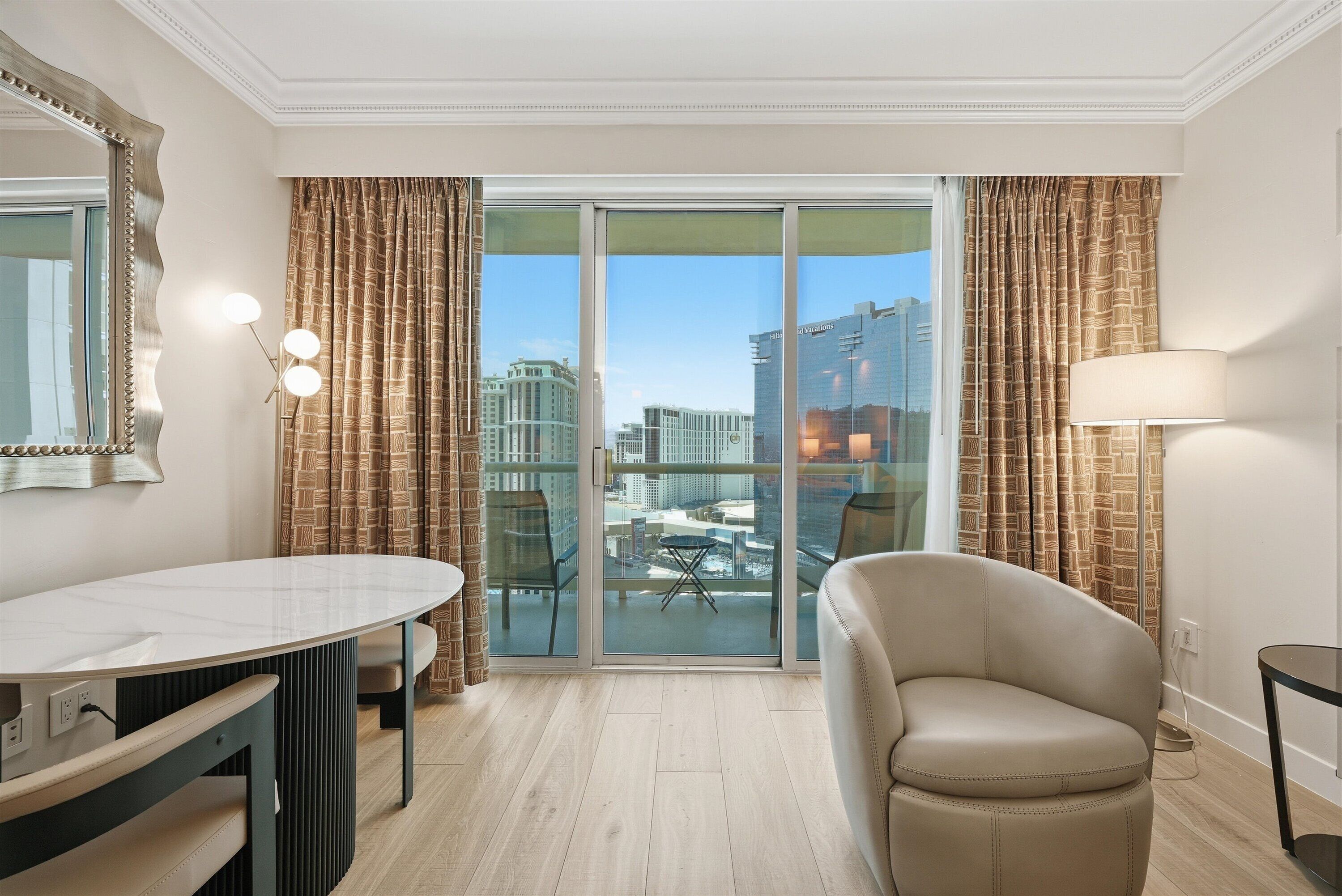Deluxe Studio Suite, Balcony, City View | Ruang tamu | 42 inci televisyen LED dengan digital 