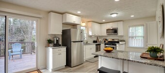 Walk to downtown Kennesaw-Updated 3-bedroom house,well equipped kitchen, sleeps8