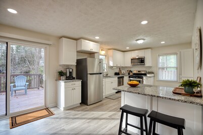 Walk to downtown Kennesaw-Updated 3-bedroom house,well equipped kitchen, sleeps8