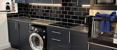 Geladeira, micro-ondas, fogão, cooktop