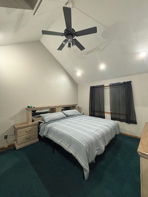 1 bedroom, WiFi, bed sheets - Kadia’s Place-The One Bedroom (Cedar Rapids)