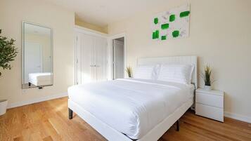 Strykjärn/strykbräda, wi-fi och sängkläder