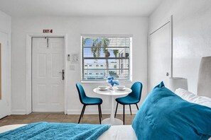 Apartment - Desoto 2 Bedrooms Second Floor (Hollywood)