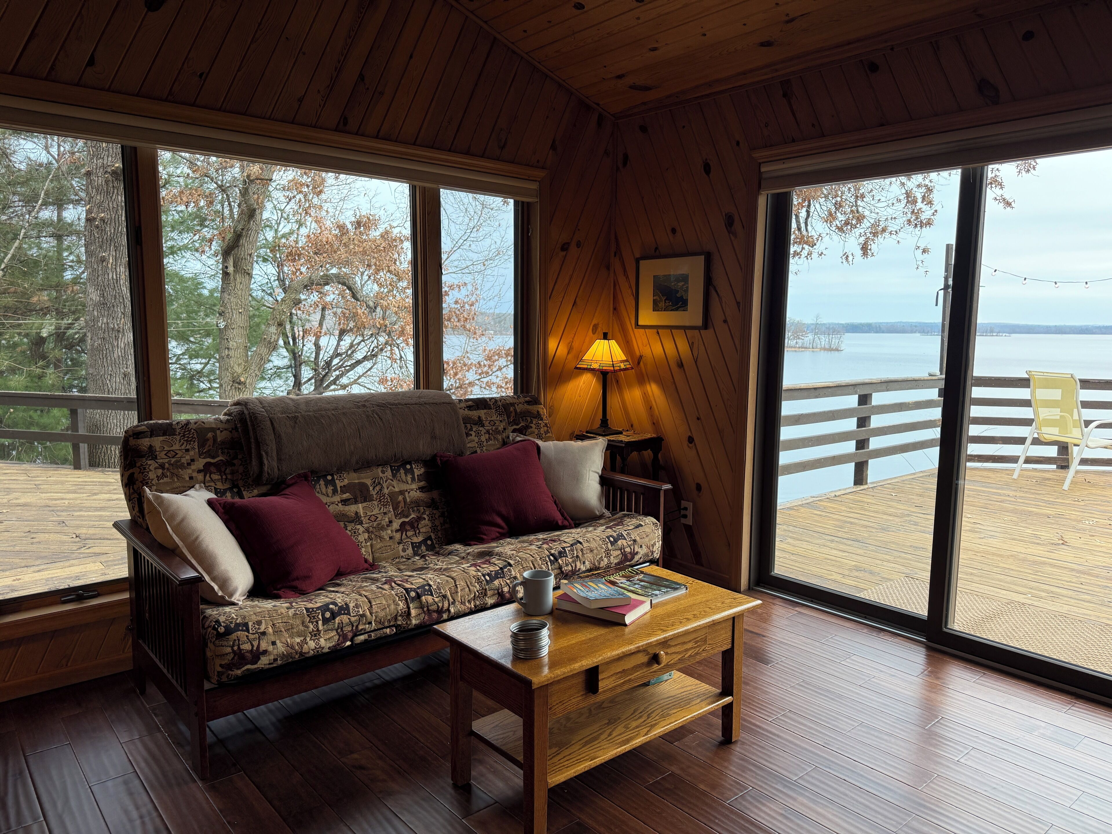 智能电视、壁炉、书