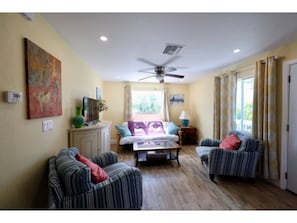 Living area - Charming 3-bedroom upstairs unit in a house with a shared pool in pine island (Saint James City)