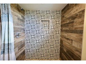 Shower, towels, soap, toilet paper - Charming 3-bedroom upstairs unit in a house with a shared pool in pine island (Saint James City)